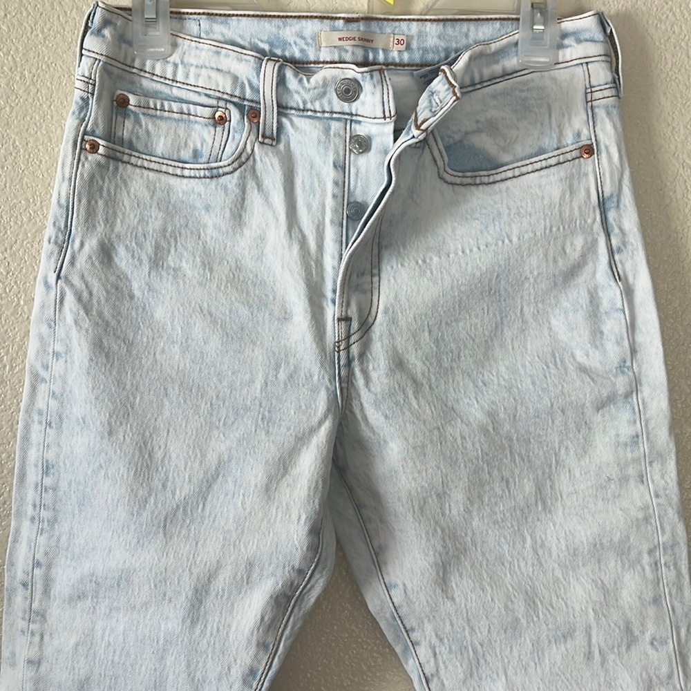 Ultra light wash Levi’s red tab wedgie skinny jean